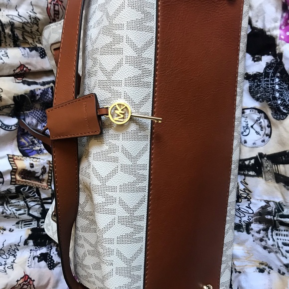 Michael kors purse - Picture 3 of 6